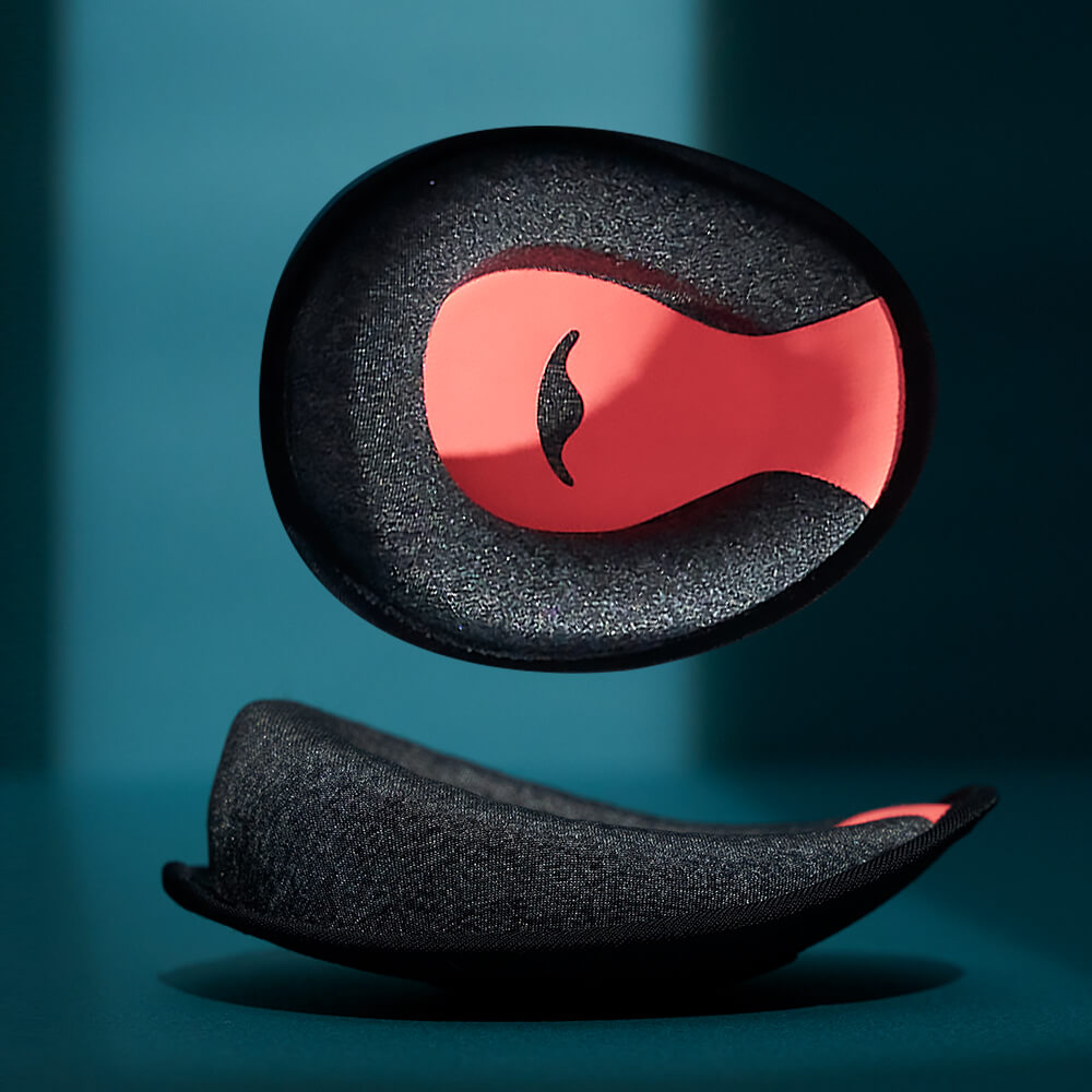 <strong>Proprietary C-shaped eye cups</strong>